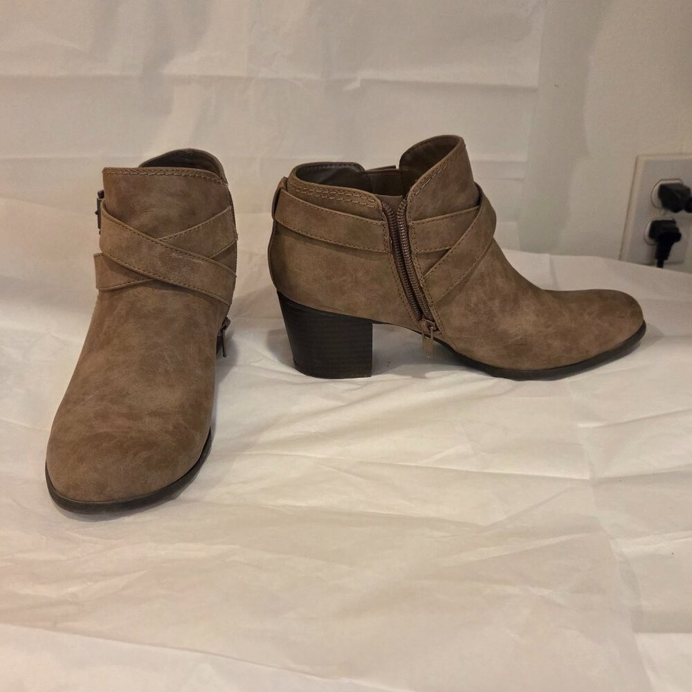 Indigo Rd Sandra Ankle Bootie, 8M, tan suede